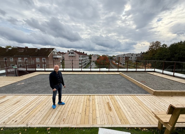 Daglig leder Hamid Reza Irai viser frem mulighetene til å spille petanque og boccia. Foto: Kirsten Syvertsen