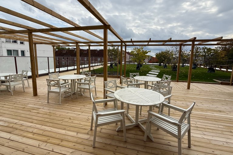 Fine muligheter til å kose seg på terrassen i friluft. Foto: Kirsten Syvertsen