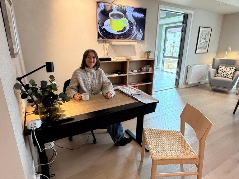 Pernille E. Hvalby, koordineringsansvarlig, møter beboerne i Diakonhjemmet omsorgs lokaler i Bølgelengden borrettslag. Foto: Kirsten Syvertsen