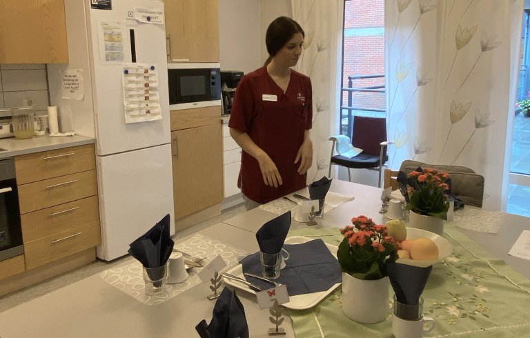 Hospitant Maria Auxiliado tok del i det daglige arbeidet på Nordberghjemmet.
