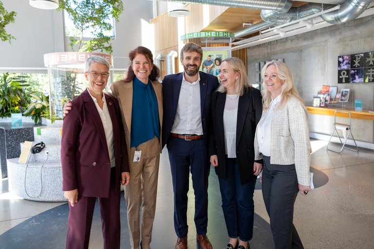 Helseministeren ble introdusert for mulighetene de ulike virksomhetene i Diakonhjemmet sammen har for å bli utprøvingsarena for innovative løsninger. Fra venstre Ingunn Moser, administrerende direktør i Diakonhjemmet stiftelse, Kari-Jussie Lønning, Diakonhjemmet sykehus direktør; helseminister Jan Christian Vestre, Gunhild Odden, fungerende rektor på VID, og Gry Ulvedalen, rektor på Fagskolen Diakonova.