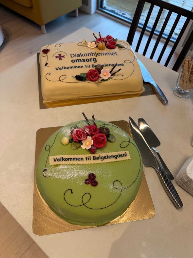 To kaker i anledning åpningen av Bølgelengden seionrboliger