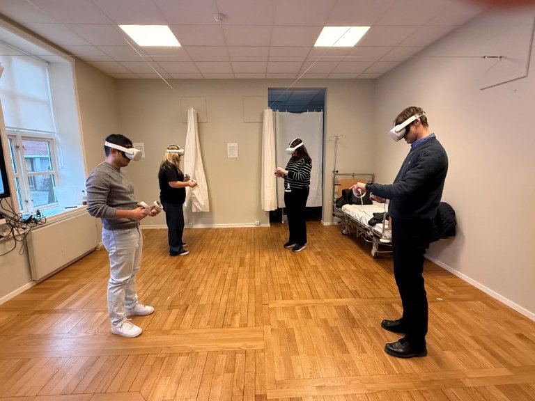  Bildetekst: Gruppen fikk også prøve seg på VR-simulering. Fra venstre: Globien Rey Romano, Marianne Hoff, Marianne Andersen Brakspear, Igors Jakovlevs.